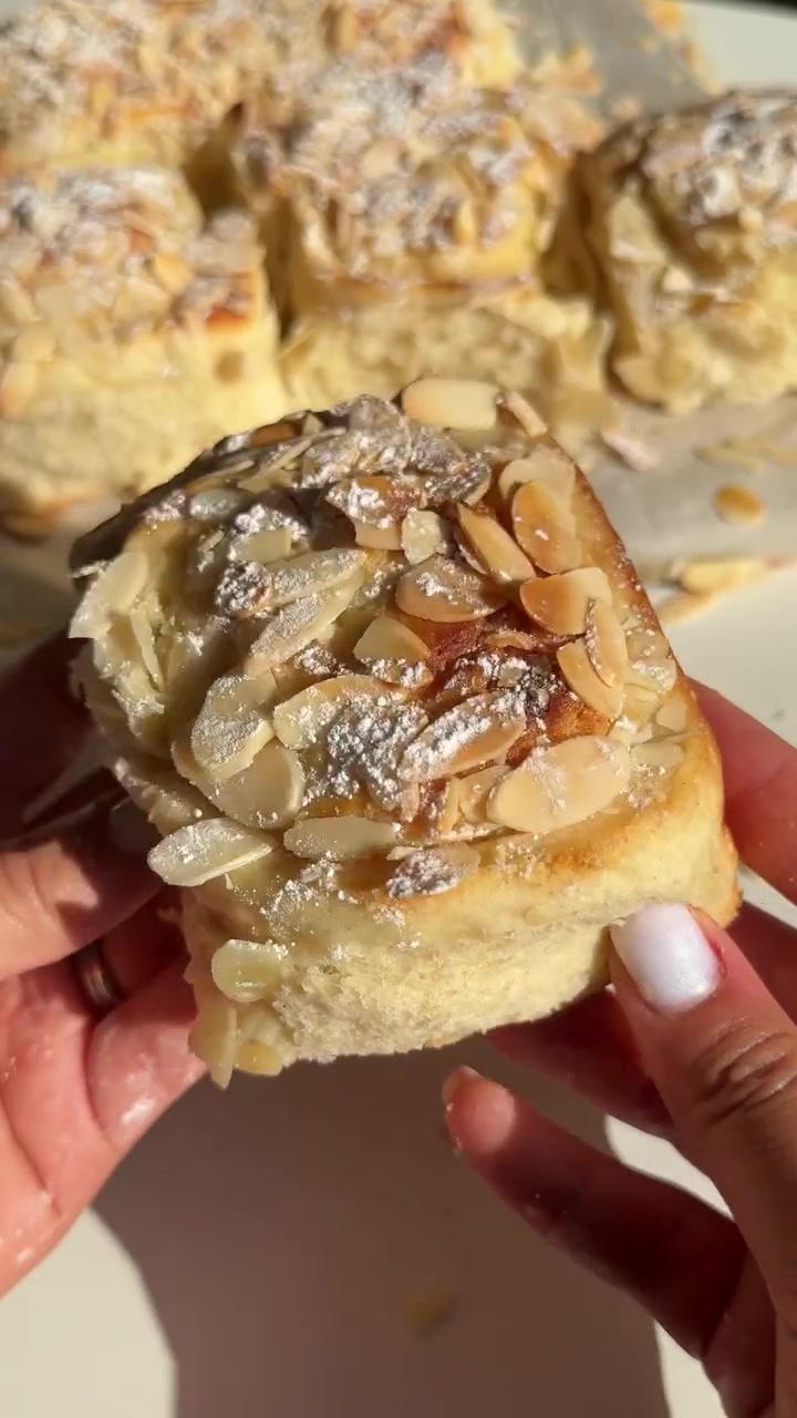 שושני שמרים במילוי קרם שקדים